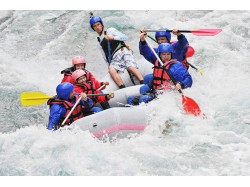 White water rafting pe raul Jiu si invitati