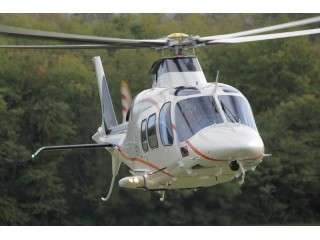 Zbor cu elicopterul si invitati deasupra castelului Bran