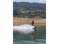 Wakeboard, experienta cu placa pe lacul Bicaz