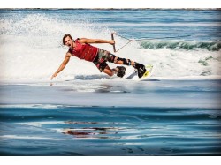 Wakeboard, experienta cu placa pe lacul Bicaz