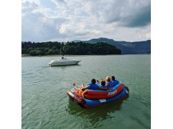Cursa cu canapeaua gonflabila pe lacul Bicaz