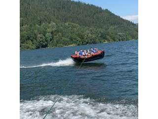 Cursa cu canapeaua gonflabile pe lacul Bicaz