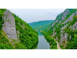 Tur cu avionul la Cazanele Dunarii pentru 3 pasageri