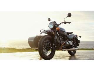 Experienta vintage cu motocicleta cu atas