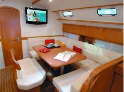 Plimbare cu iahtul pe mare cu invitati