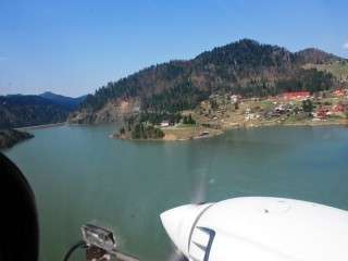 Survol cu avionul deasupra lacului Colibita